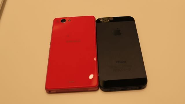「iPhone5S」と「Xperia Z1f」のサイズ比較